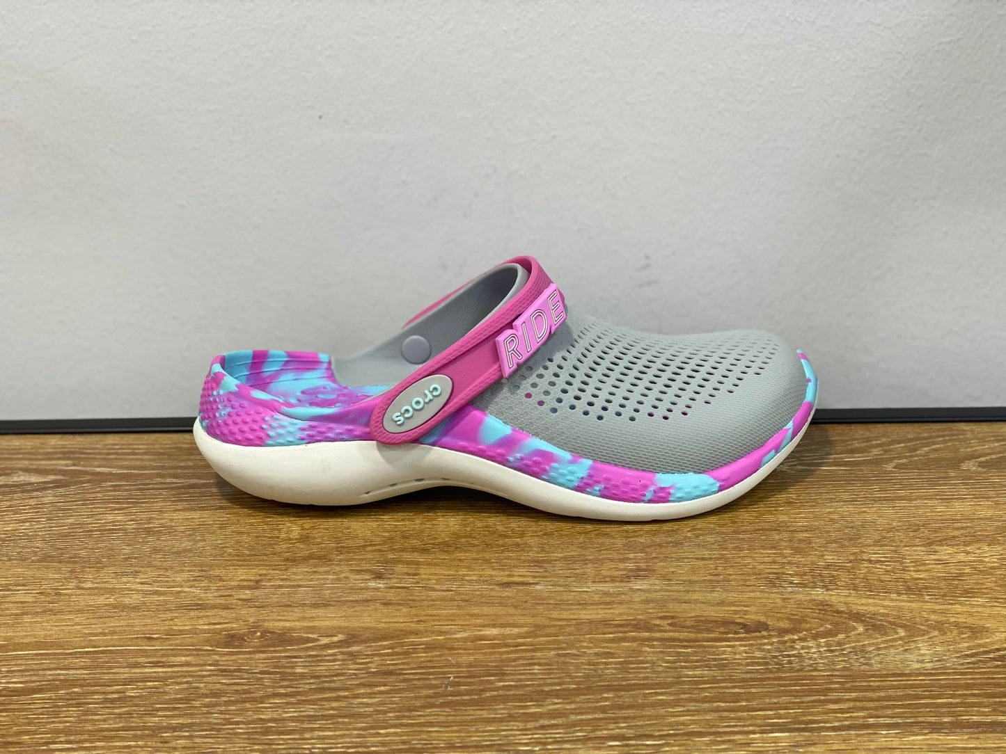 CROCS LITERIDE 360 CLOG رمادي ووردي/أزرق وأبيض