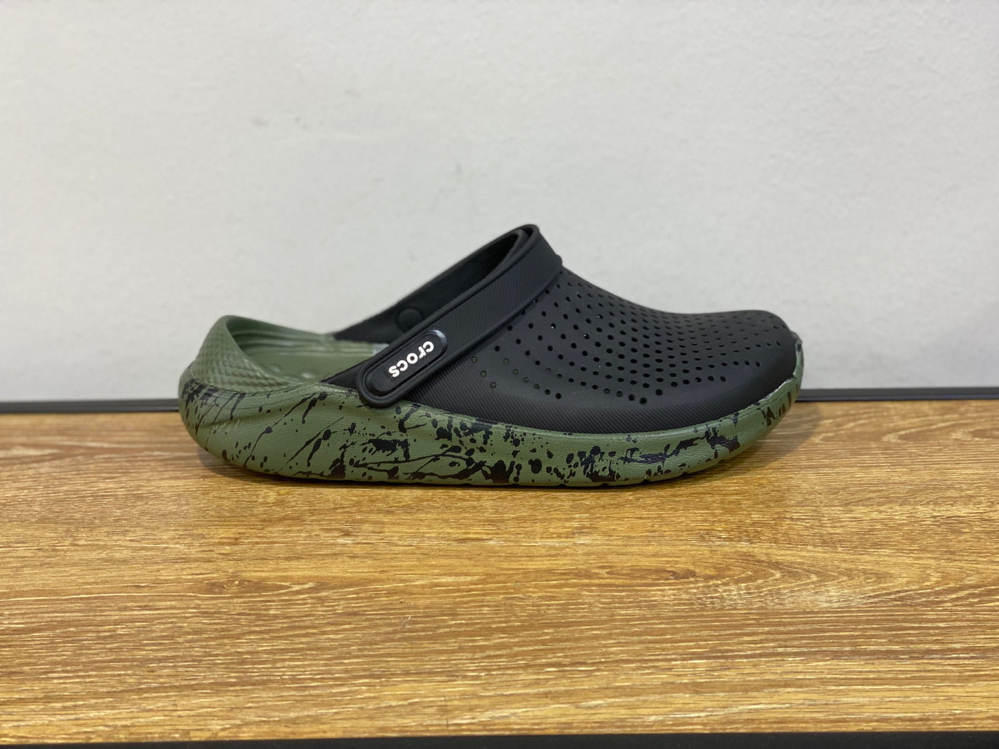 CROCS LITERIDE CLOG NOIR ET VERT MOUCHETÉ