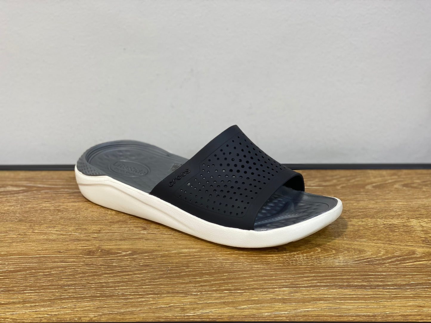 Mule Crocs noir et gris et blanc