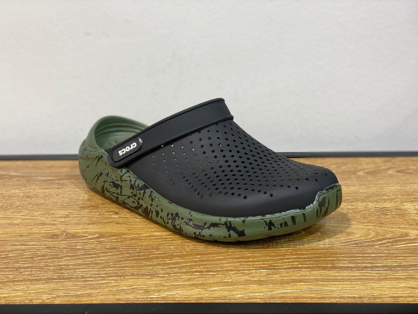 CROCS LITERIDE CLOG NOIR ET VERT MOUCHETÉ