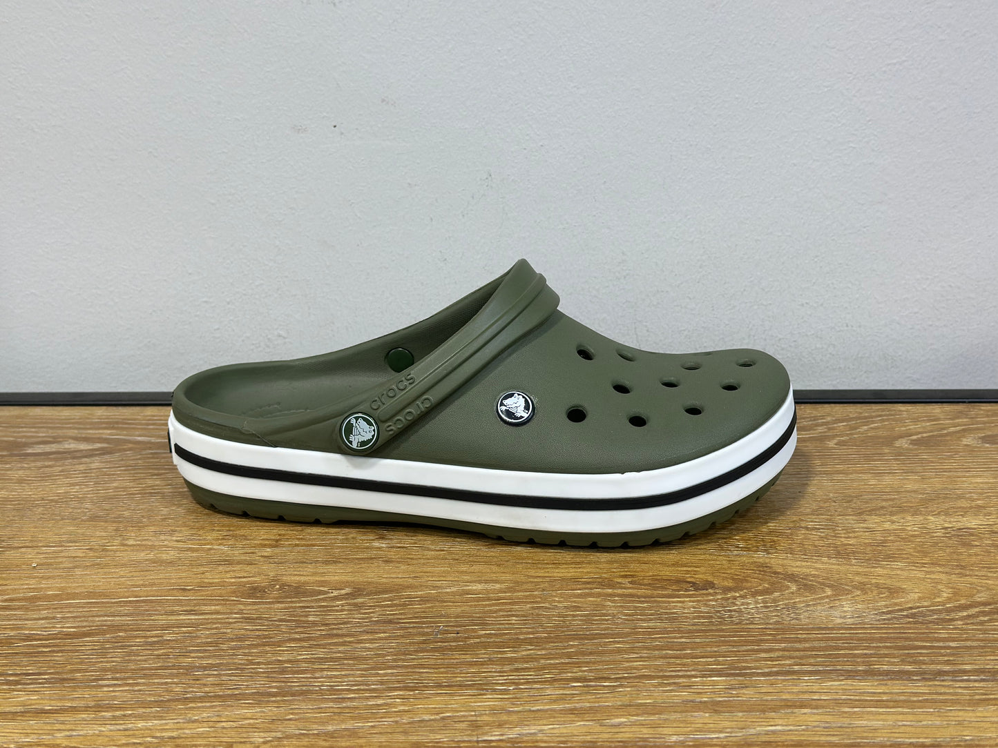 Crocs Crocband vert avec un trait noir