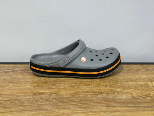 Crocs Crocband gris et noir avec un trait orange