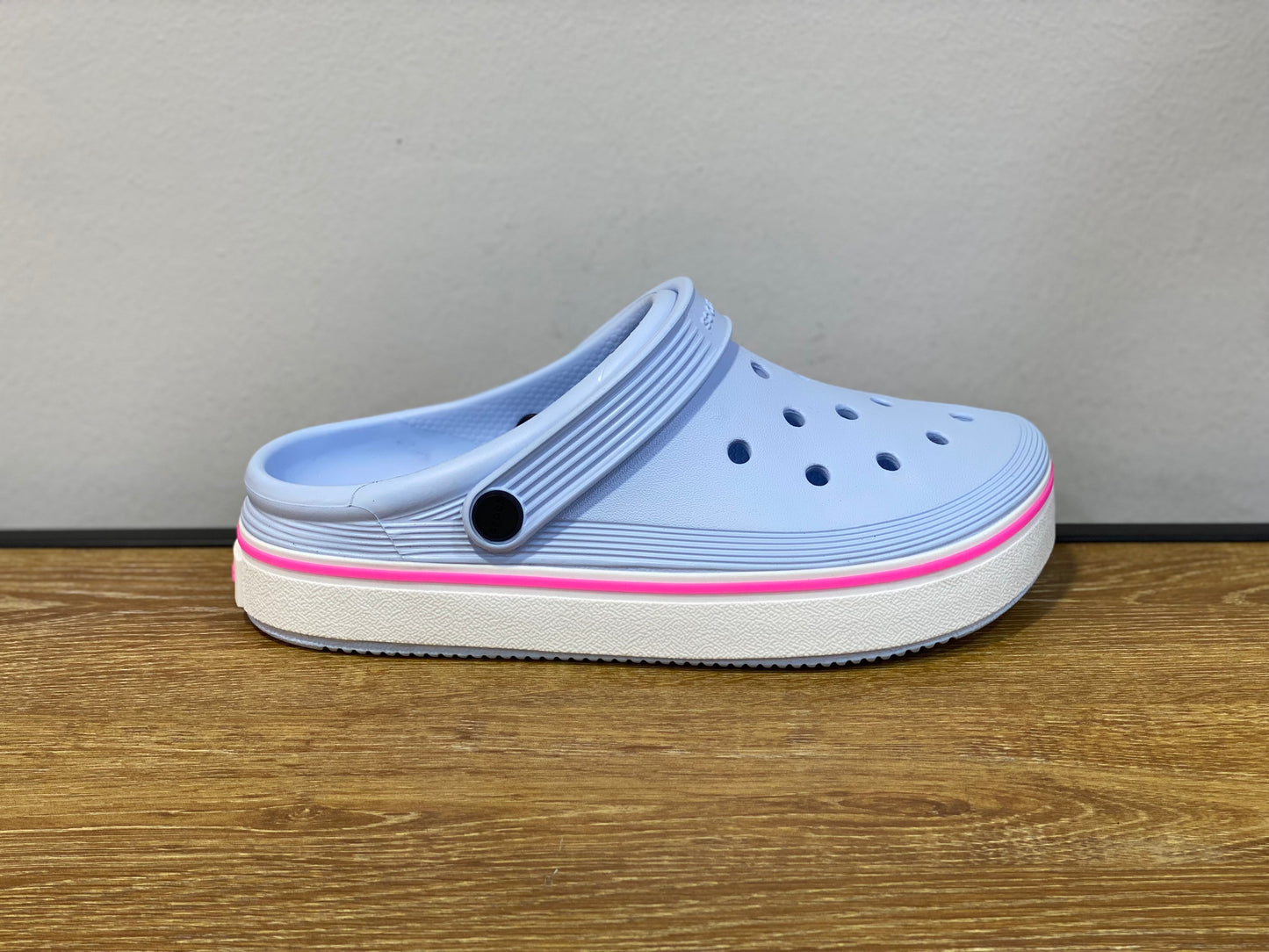 CROCS CROCBAND CLEAN CLOG باللون الأزرق السماوي والأبيض والوردي