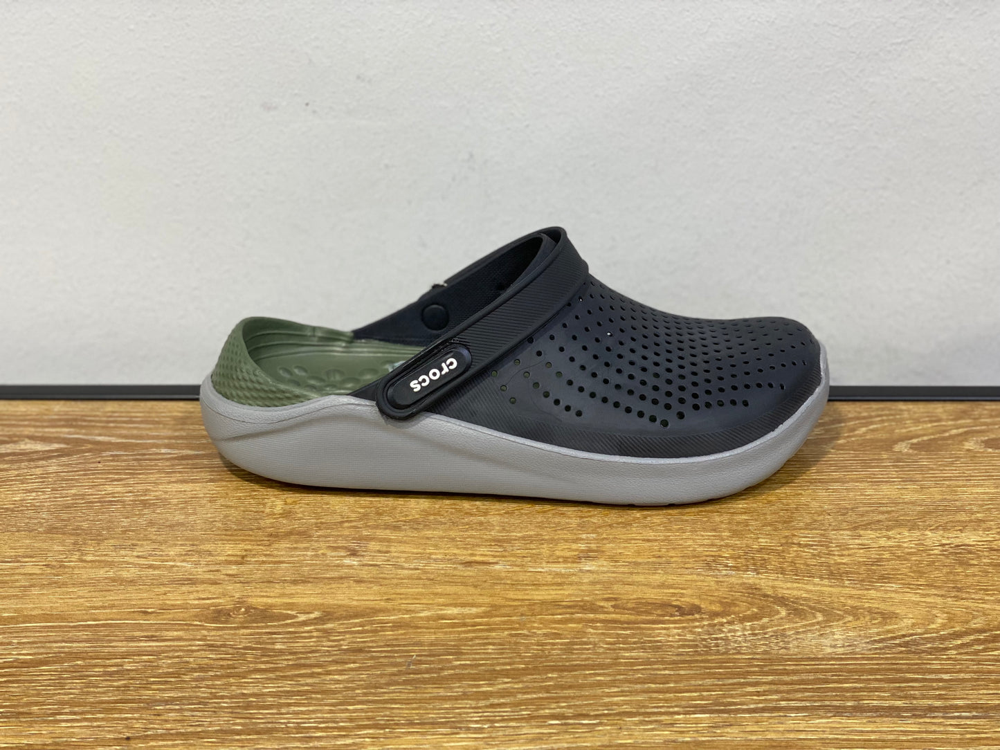 CROCS LITERIDE CLOG NOIR ET VERT ET GRIS