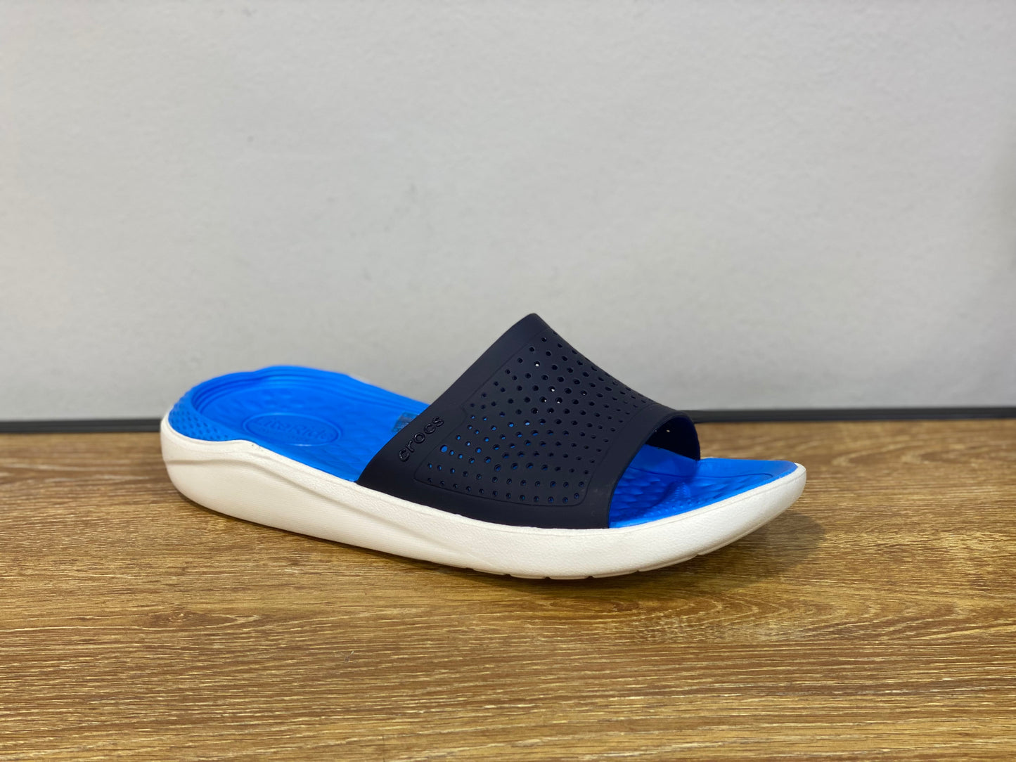 Mule Crocs bleu nuit et bleu et blanc