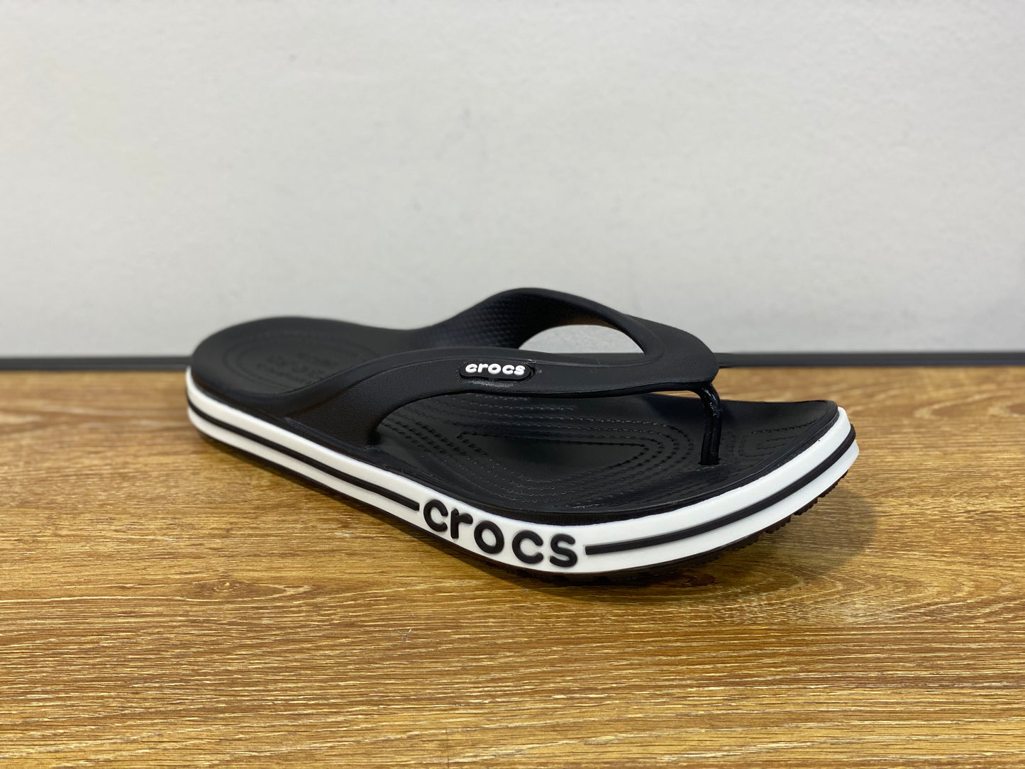 Claquette Crocs noir et blanc