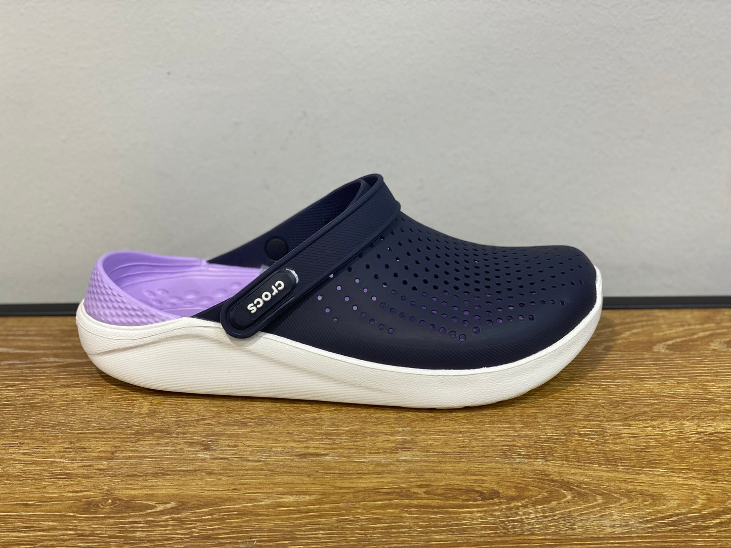 كروكس باللون الأسود والوردي والأبيض