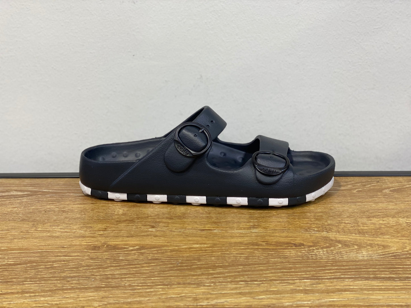 CCILU claquette noir et blanc à carreaux