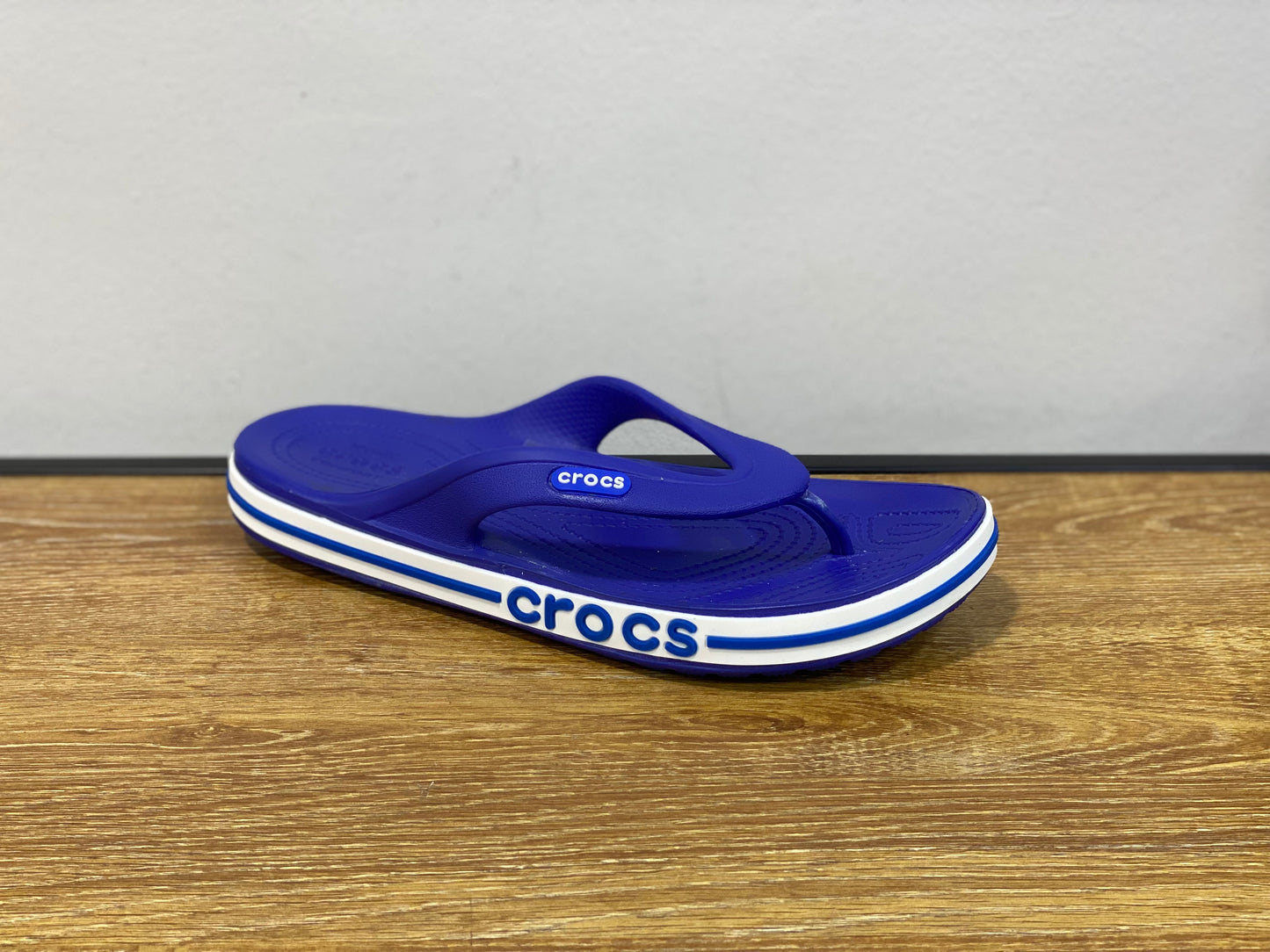 Claquette Crocs bleu et blanc