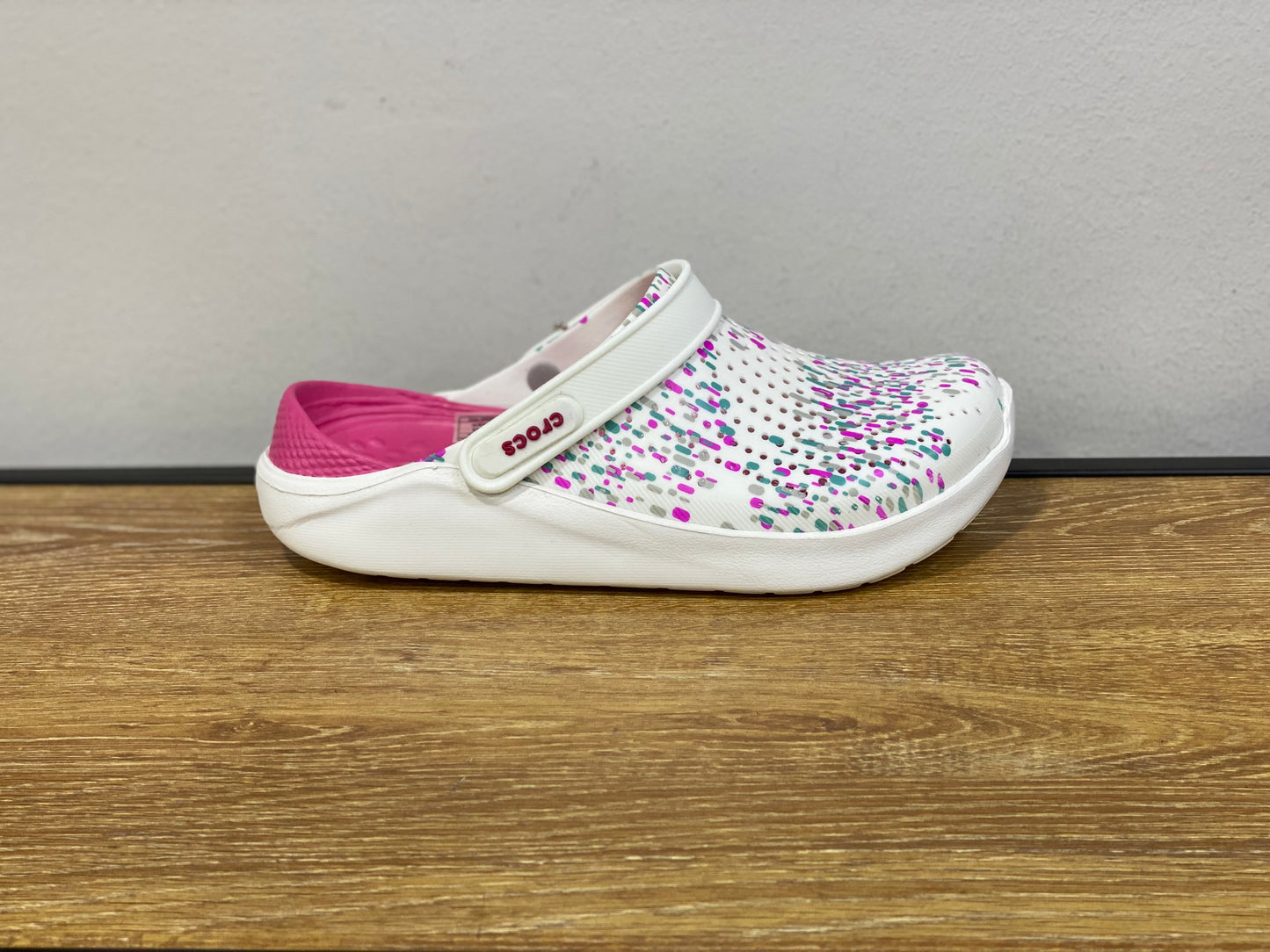 crocs literide blanc moucheté et rose et blanc