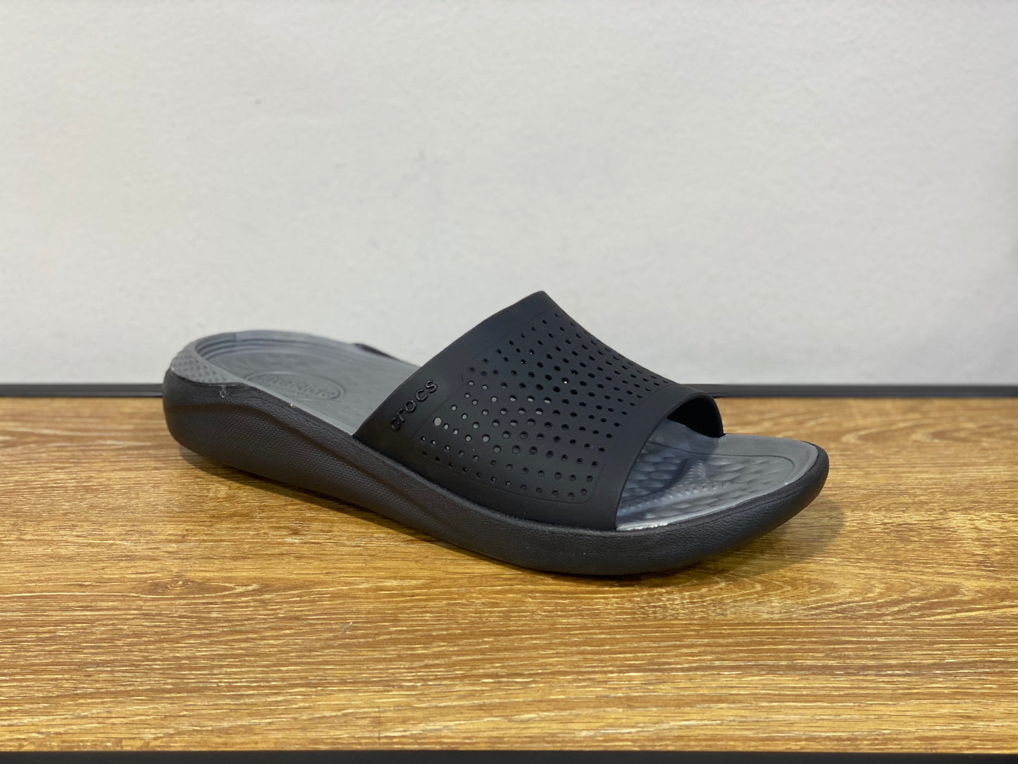 Mule Crocs noir et gris et noir