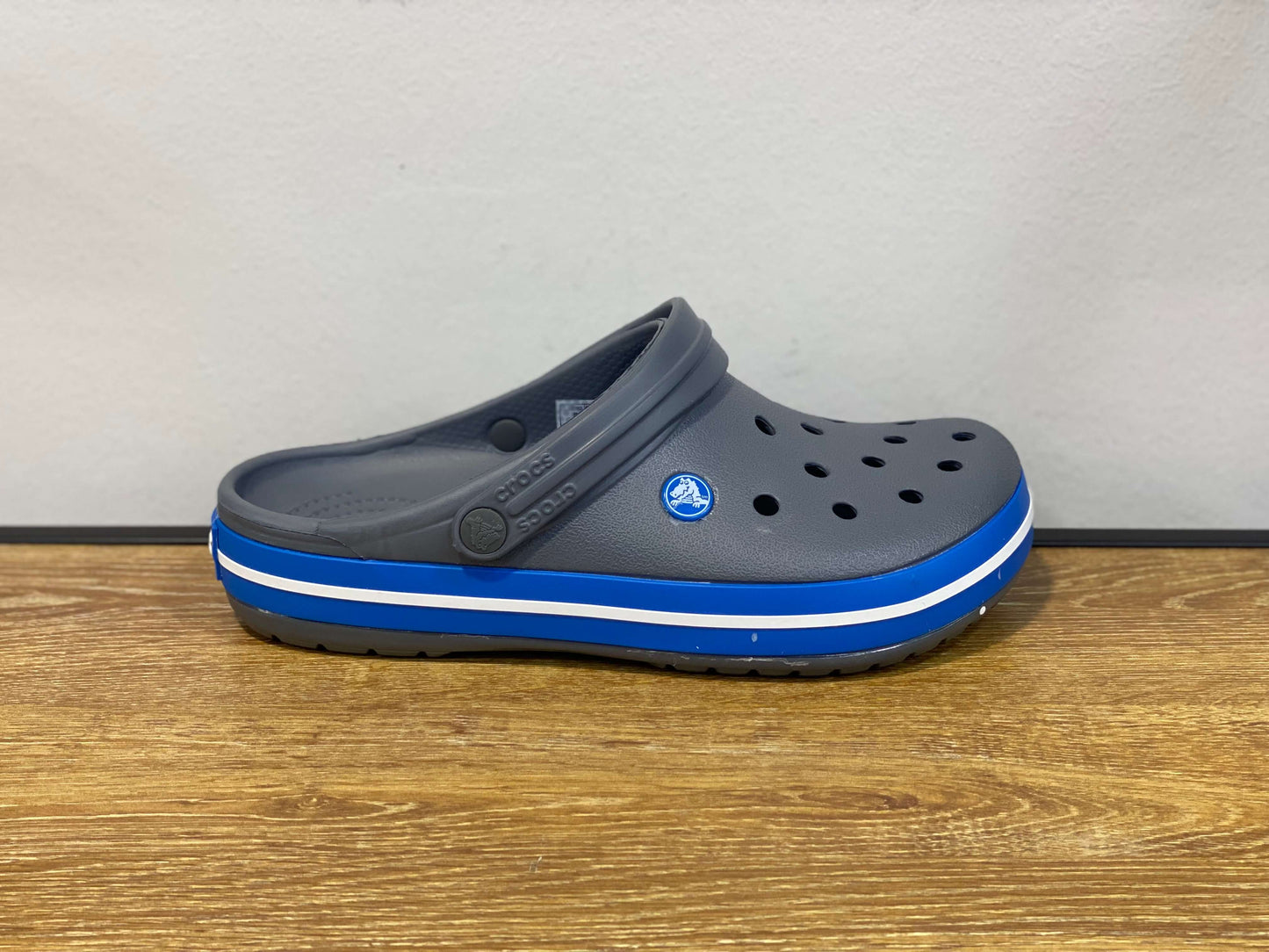 Crocs Crocband gris et bleu avec un trait blanc