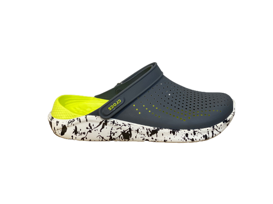 crocs gris et vert pistache et une semelle Mouchetée