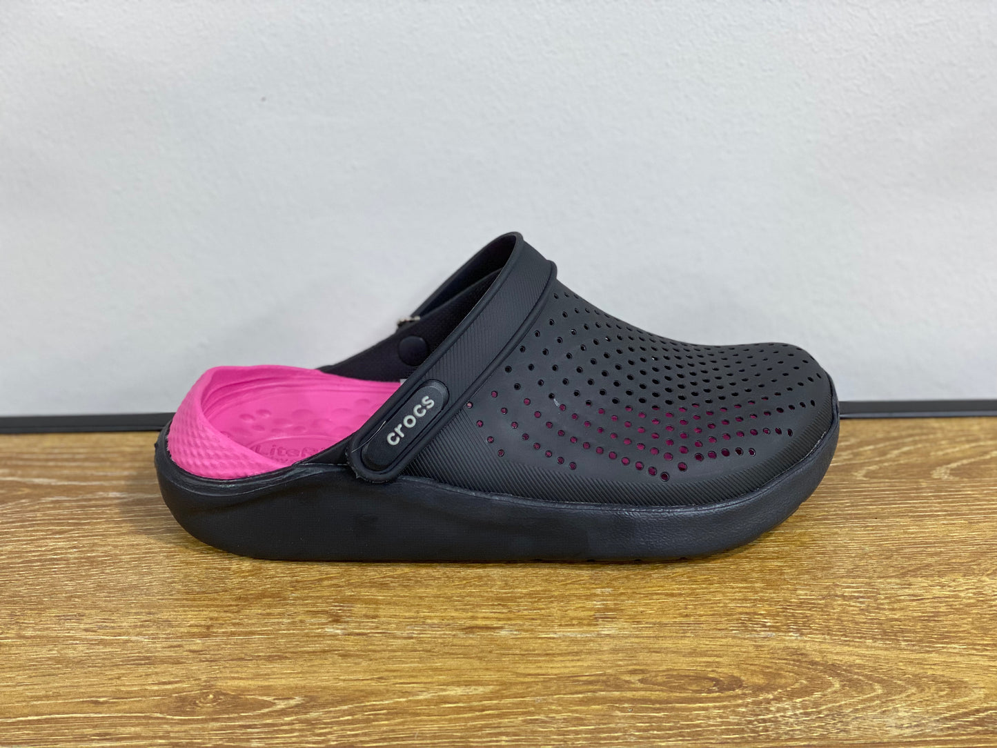 CROCS noire et rose et noire