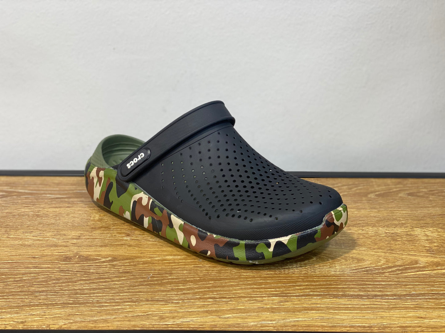 كروكس أسود مع نعل بارا