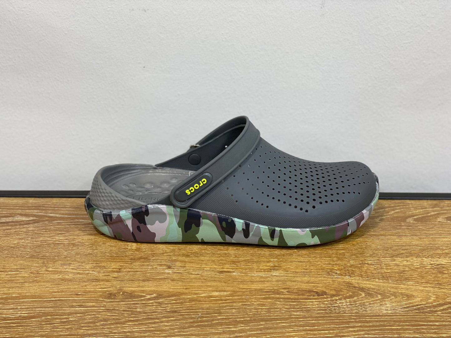 CROCS GRIS ET PARA