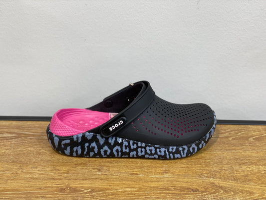 crocs noir et rose et semelle moucheté