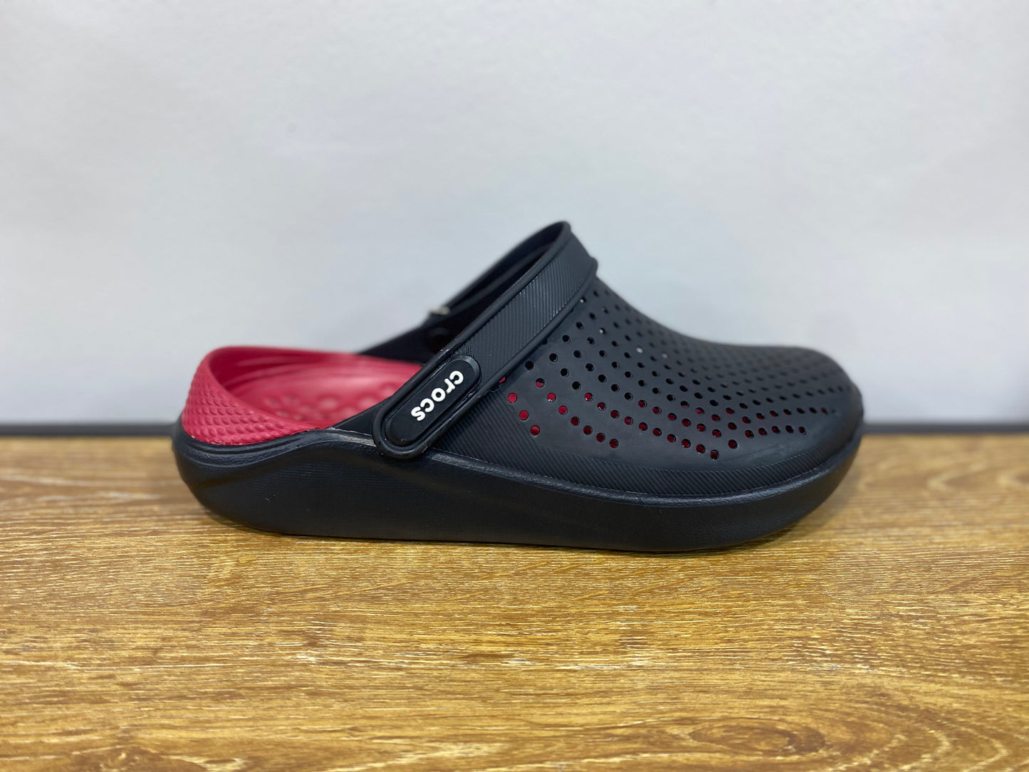 crocs noire et rouge