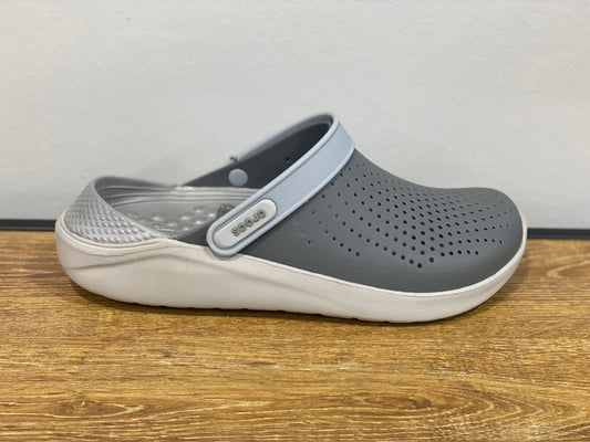 crocs gris foncés et gris clair