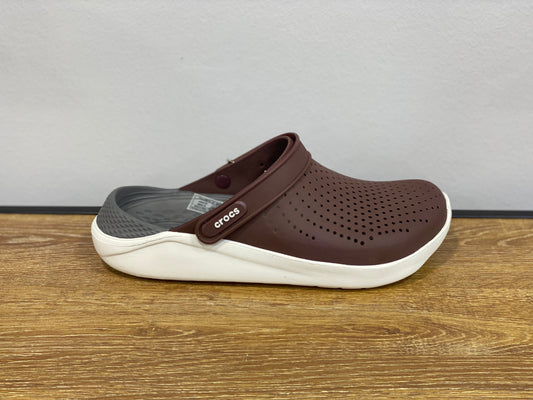 crocs grenat et gris et blanc