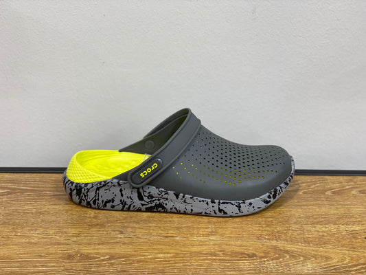 crocs gris et vert pistache et semelle moucheté