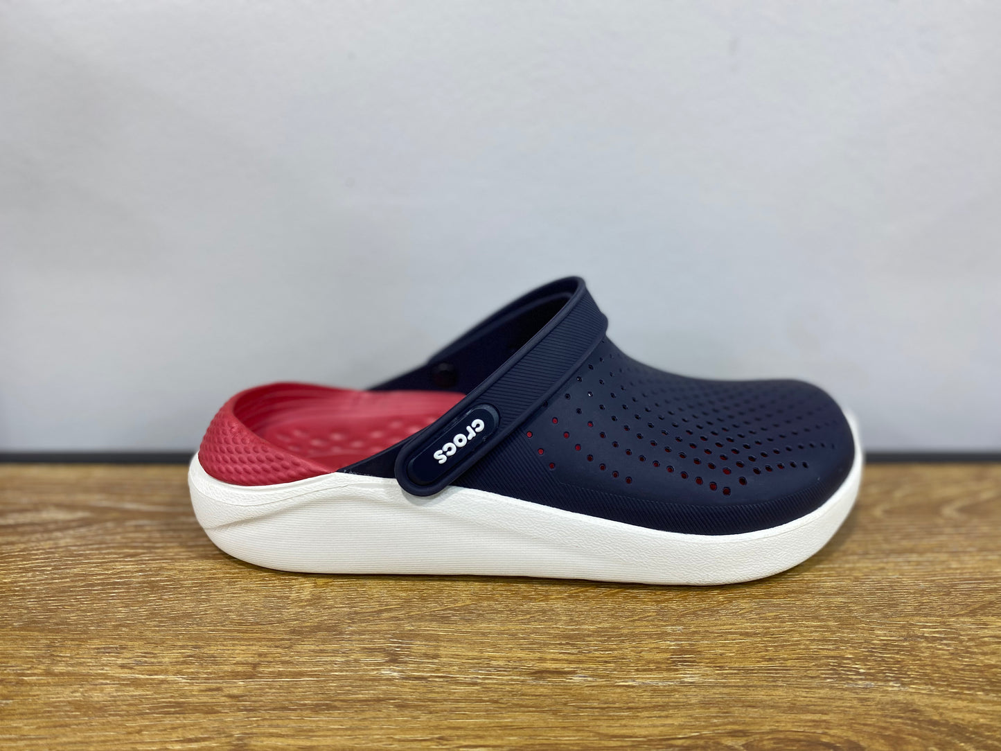 crocs bleu nuit et rouge et blanc