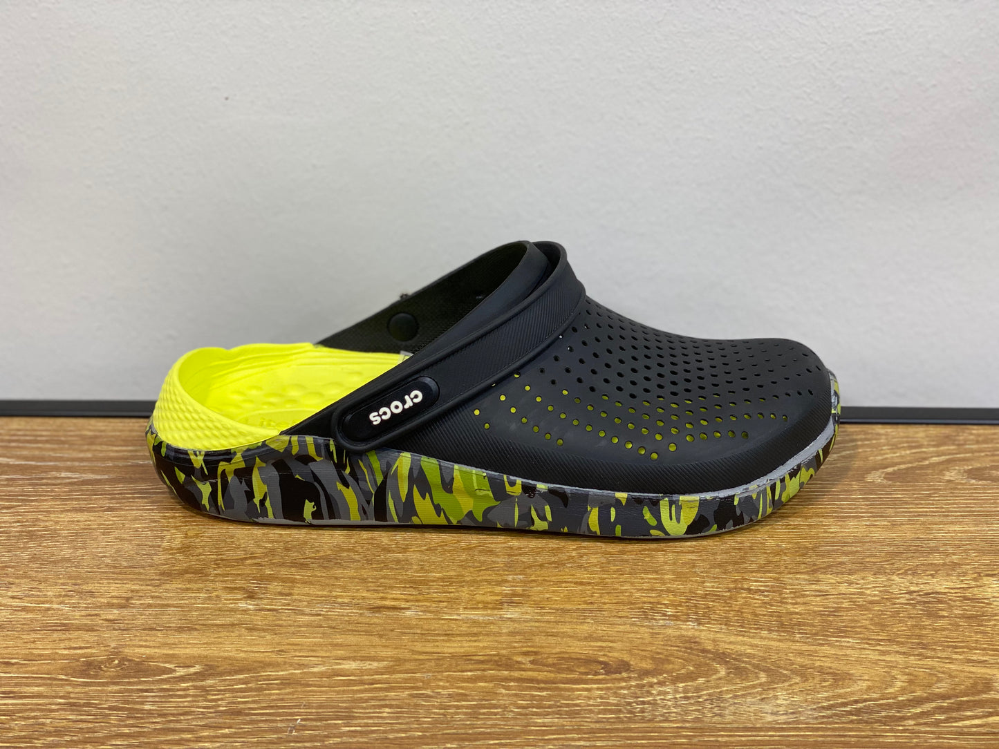 crocs noir et vert pistache et para