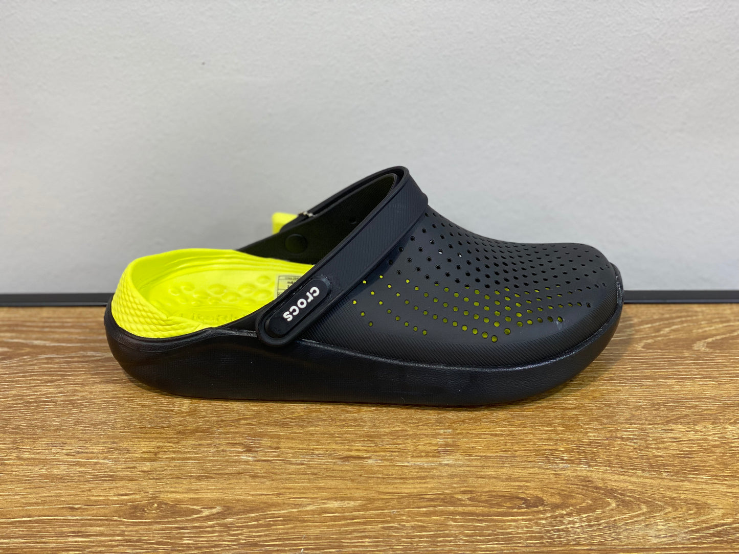 crocs noire et vert pistache