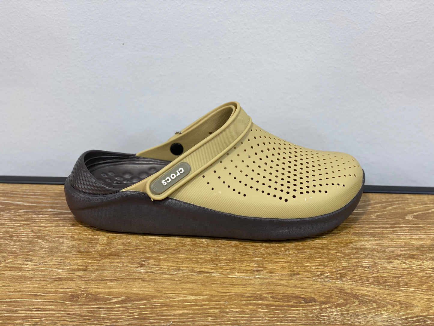 crocs marron et beige
