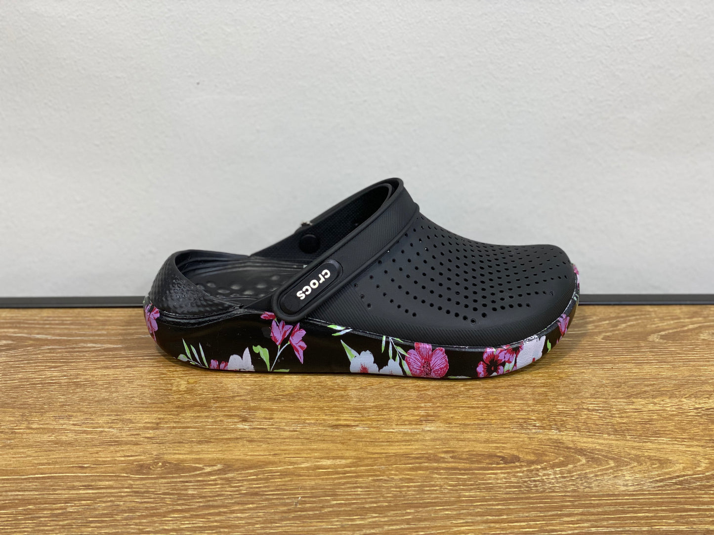 CROCS NOIRE ET FLEURS
