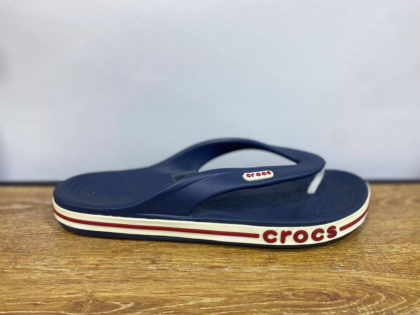 crocs claquette bleu nuit et rouge