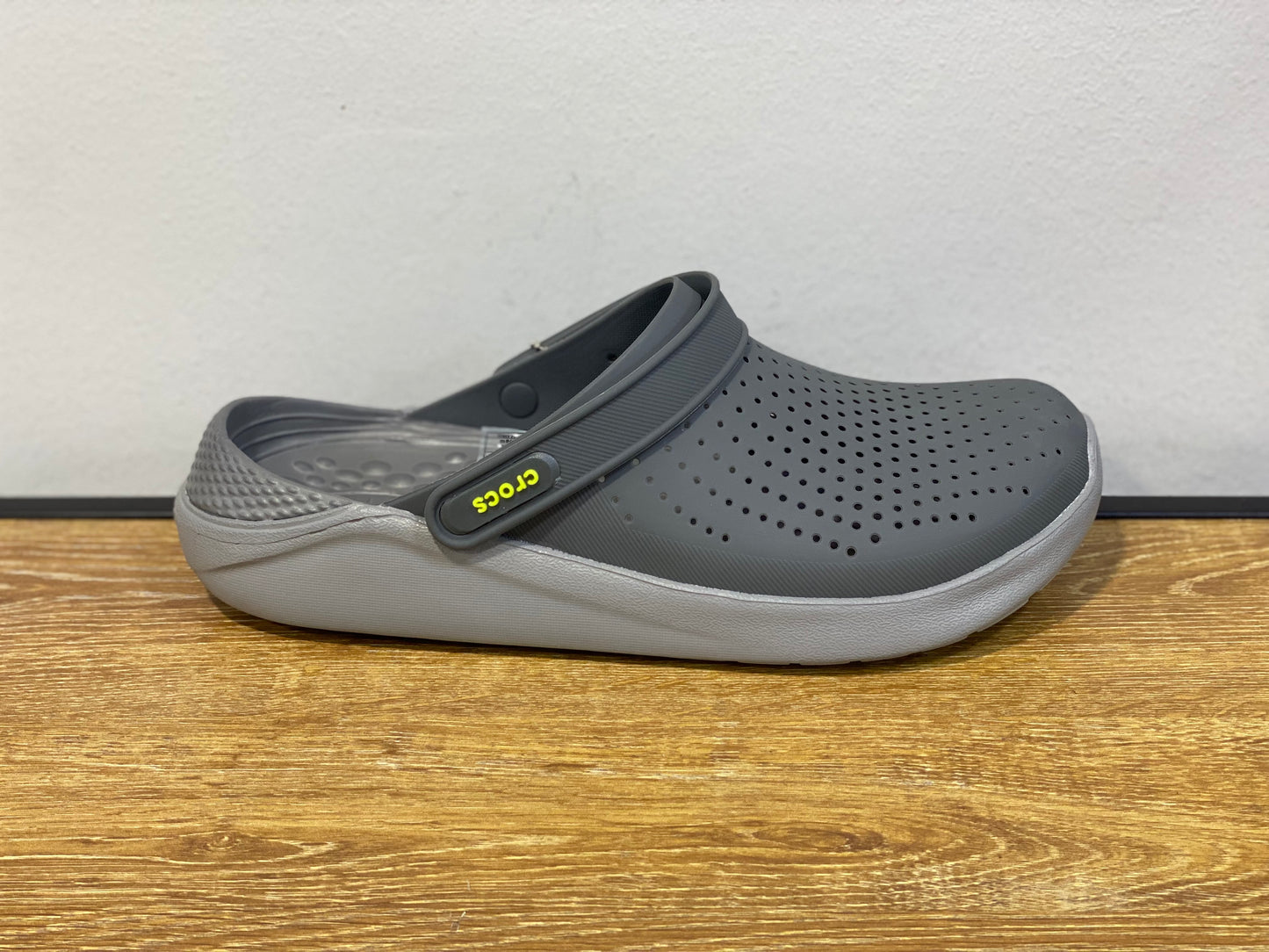 CROCS gris foncé et gris clair avec logo jaune