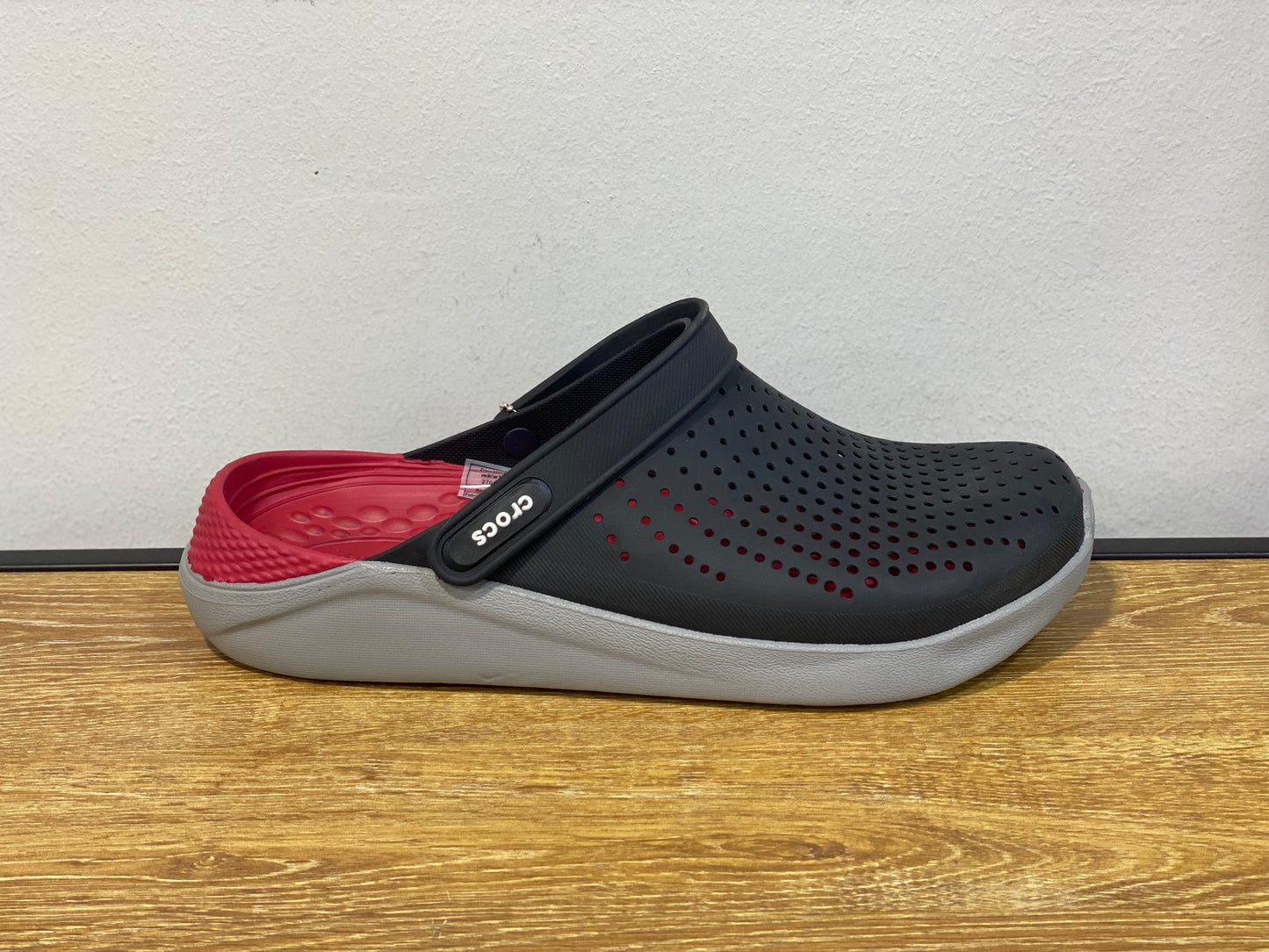 CROCS noir et rouge et gris