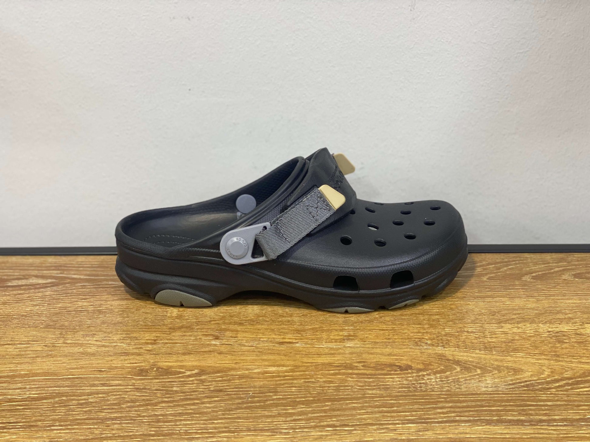 CROCS Classic All Terrain Clog noir et gris et beige – 100%CONFORT