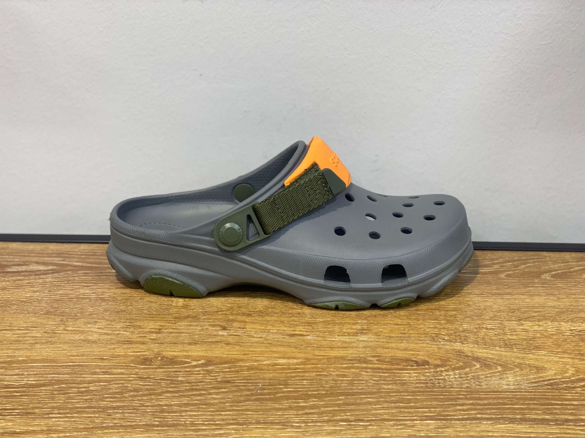 CROCS Classic All Terrain Clog gris et vert et orange – 100%CONFORT