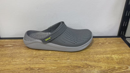 CROCS gris foncé et gris clair avec logo jaune