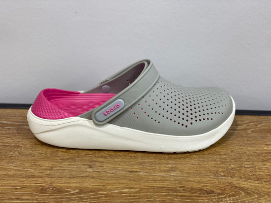 crocs gris et rose et blanc