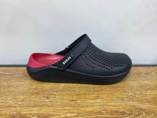 crocs noire et rouge