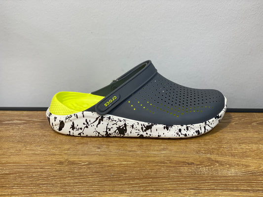 crocs gris et vert pistache et une semelle Mouchetée