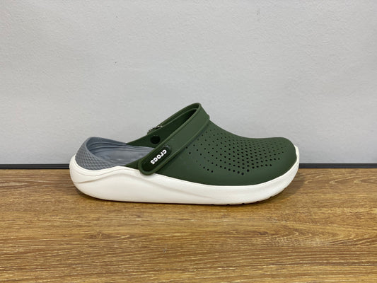 CROCS Military Green هو رمادي وأبيض