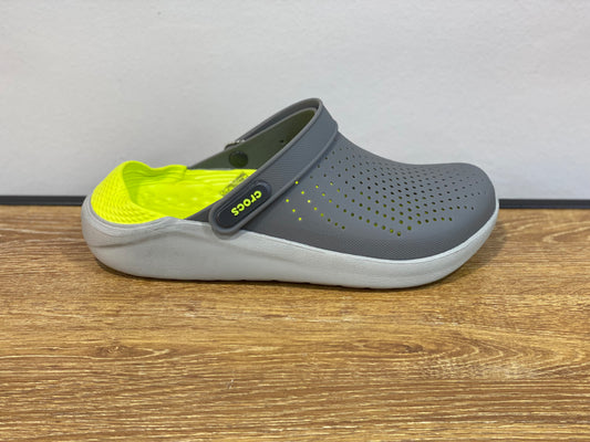 crocs gris et vert pistache